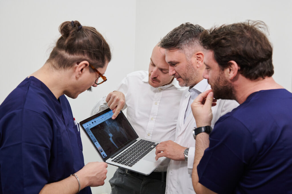 Medici Ortoclinic analizzano una radiografia dell’anca al computer