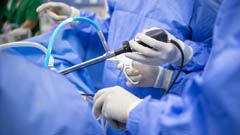 medici in sala operatoria durante intervento di chirurgia artroscopica alla spalla