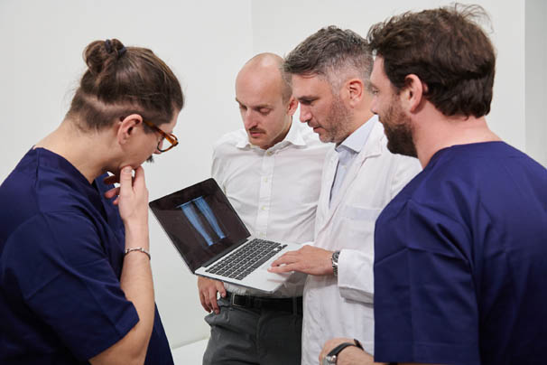 Team di medici specialisti di Ortoclinic esperti in anca, ginocchio, spalla e traumatologia
