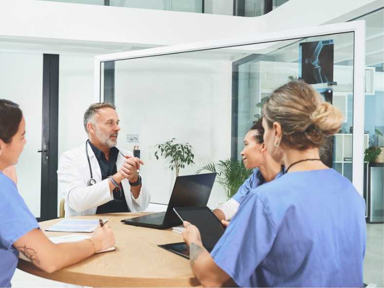 Collaborazione tra medico ortopedico e ingegnere biomedicale nello sviluppo di protesi ortopediche personalizzate