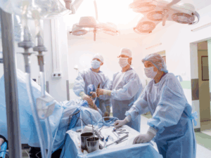 Medici ortopedici in sala operatoria durante un intervento formativo al CTO di Torino