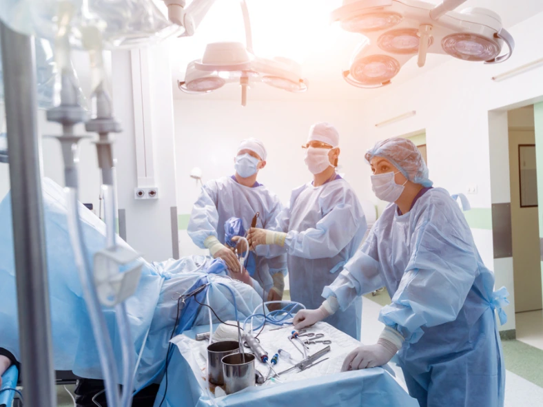 Medici ortopedici in sala operatoria durante un intervento formativo al CTO di Torino