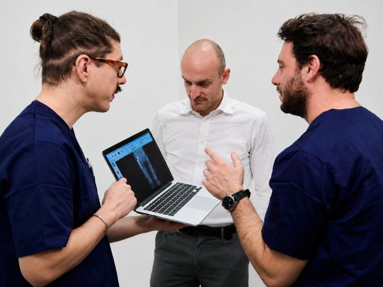 Medici Ortoclinic analizzano una radiografia dell’anca al computer